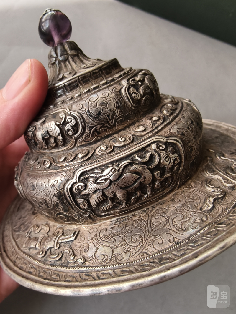 A jade bowl with stand and cover in silver with animals and floral motifs in relief - 图27